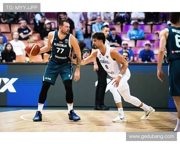 东契奇顶弧连续命中两记三分 无视防守状态火热引爆全场