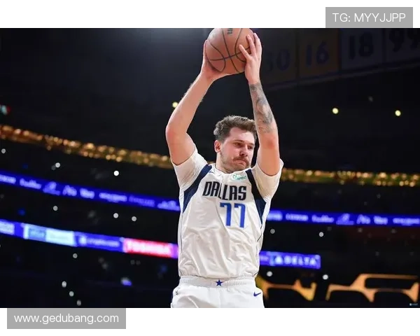 独行侠季前赛展现强大防守效率971高居联盟首位引发关注 独行侠季前赛展现强大防守效率971高居联盟首位引发关注